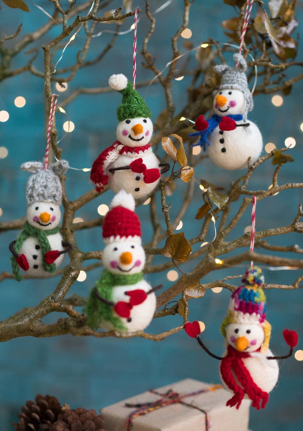 Muñecos de nieve de fieltro con brazos flexibles