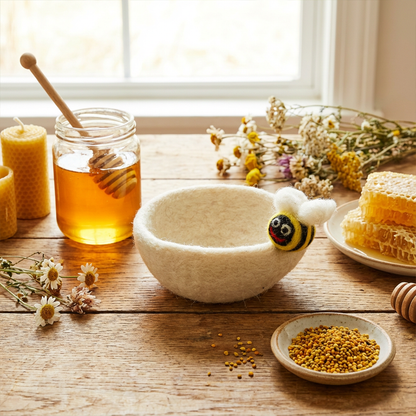 Ręcznie wykonany filcowy talerzyk na drobiazgi z ogrodowymi robaczkami — dekoracja do domu