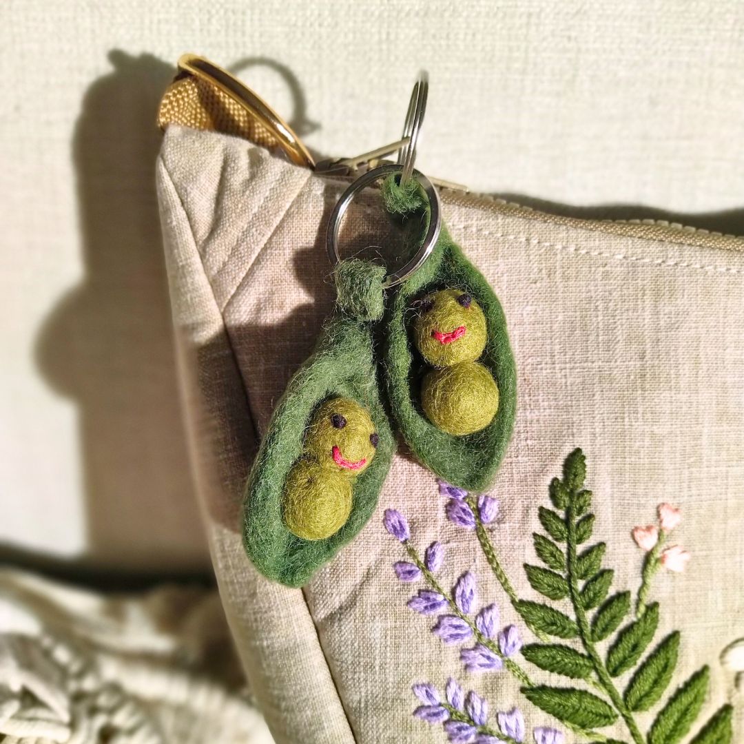 Filz-Erbsen in einer Schote – Freundschafts-Schlüsselanhänger | Felt So Good