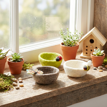 Ręcznie wykonany filcowy talerzyk na drobiazgi z ogrodowymi robaczkami — dekoracja do domu