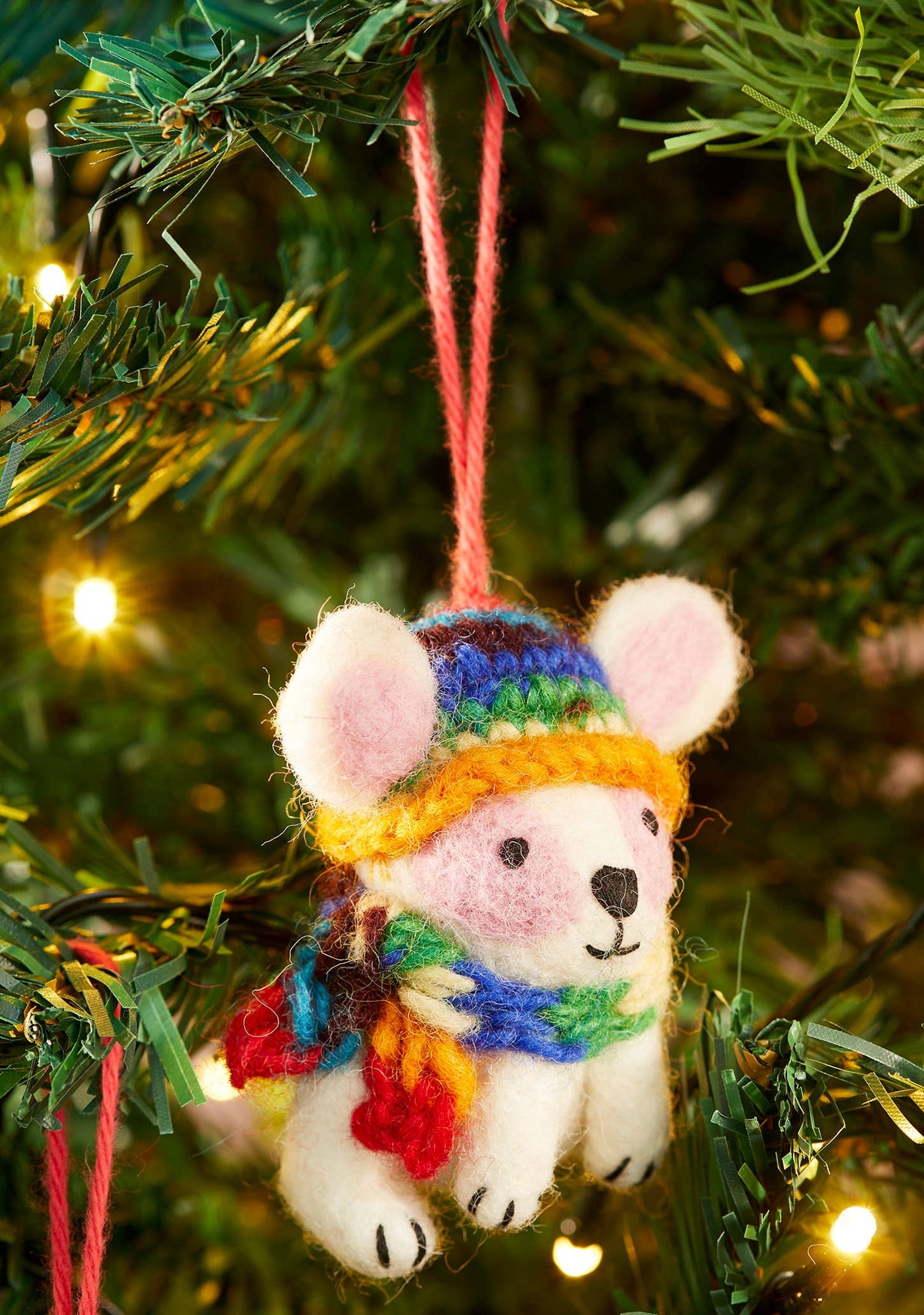 Adorno navideño de conejo de fieltro hecho a mano con gorro tejido de lana en colores del arcoíris