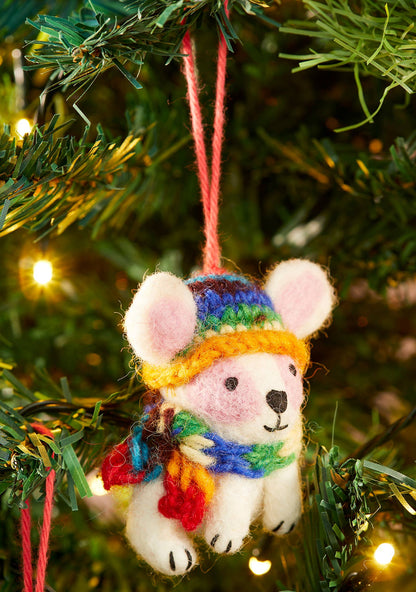 Adorno navideño de conejo de fieltro hecho a mano con gorro tejido de lana en colores del arcoíris