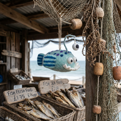 Filcētais Finnigan — karājamais zivs rotājums | Felt So Good