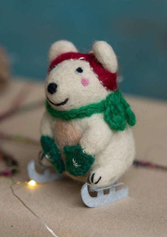 Oso polar de fieltro hecho a mano con patines de hielo — decoración invernal