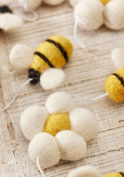 Guirnalda de abejas y margaritas de fieltro