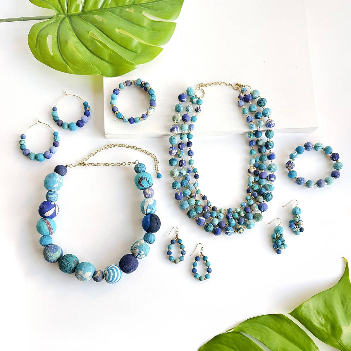 Kantha azuursed helmestega pisarakujulised kõrvarõngad