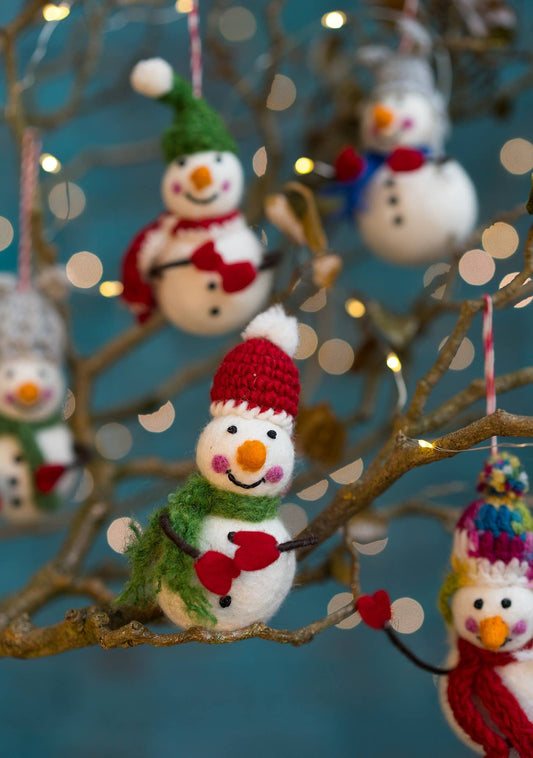 Muñecos de nieve de fieltro artesanales con brazos flexibles — decoración de invierno