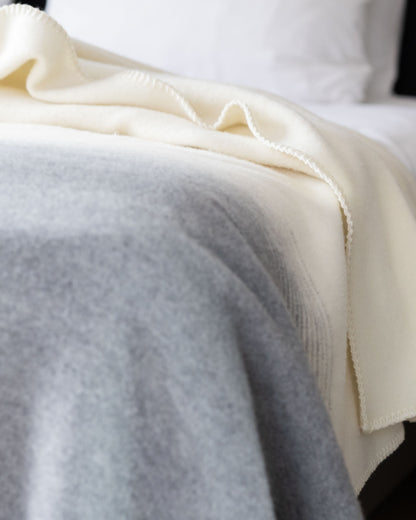 Manta de lujo de merino y cachemira para cama doble | MoST - Ivory Mist