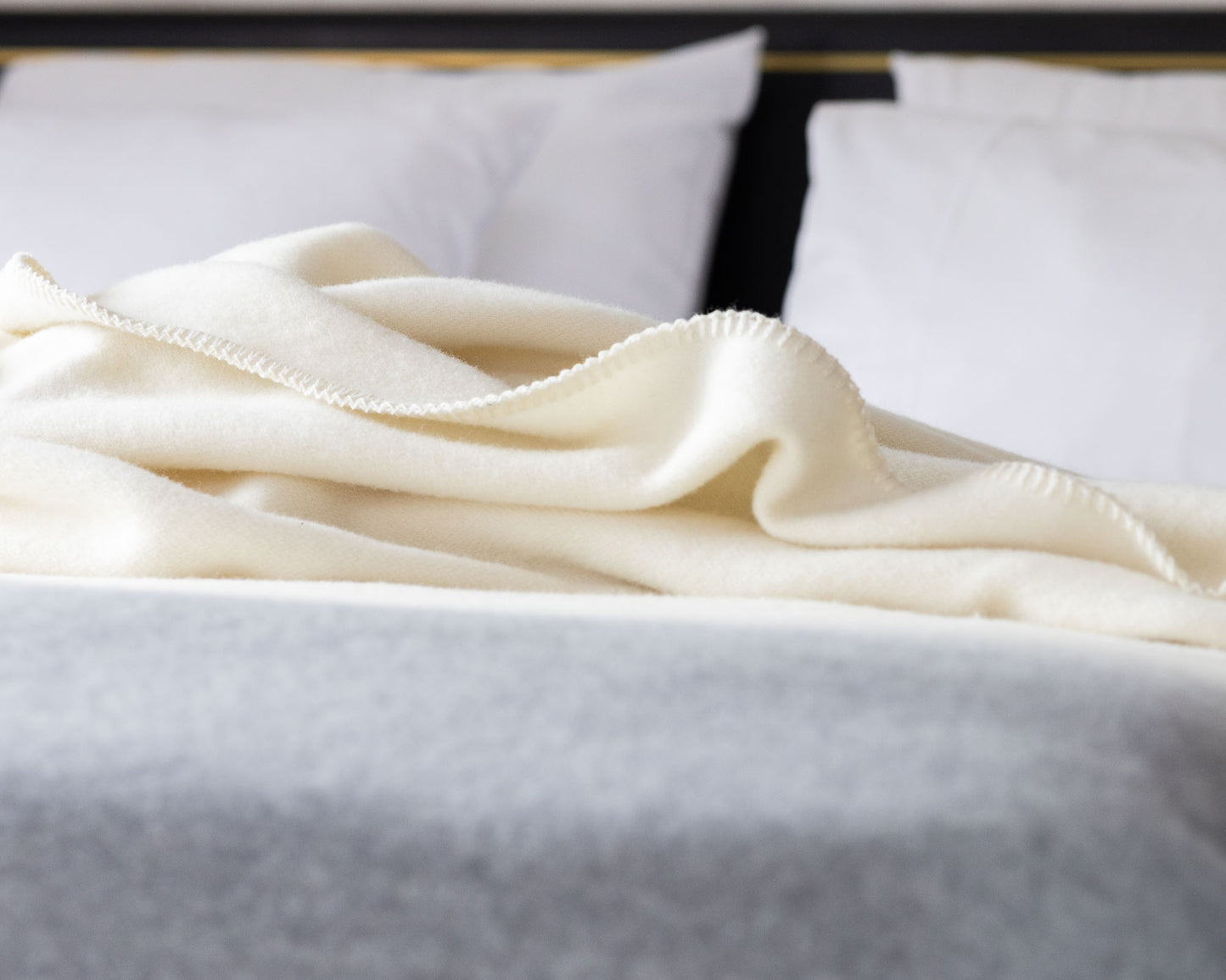 Manta de lujo de merino y cachemira para cama doble | MoST - Ivory Mist